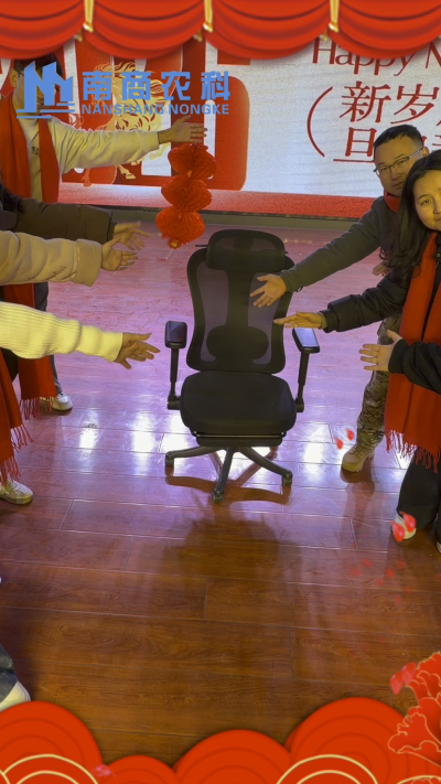 🎇 元旦快乐，温暖相伴 🎇时光匆匆，感恩 2025 年每一份支持与陪伴！从猪场到工厂，南商农科的成长，离不开每一位合作伙伴与家人的信赖！2026 年，我们将继续以贴心服务和硬核设备，陪您一路前行，养殖